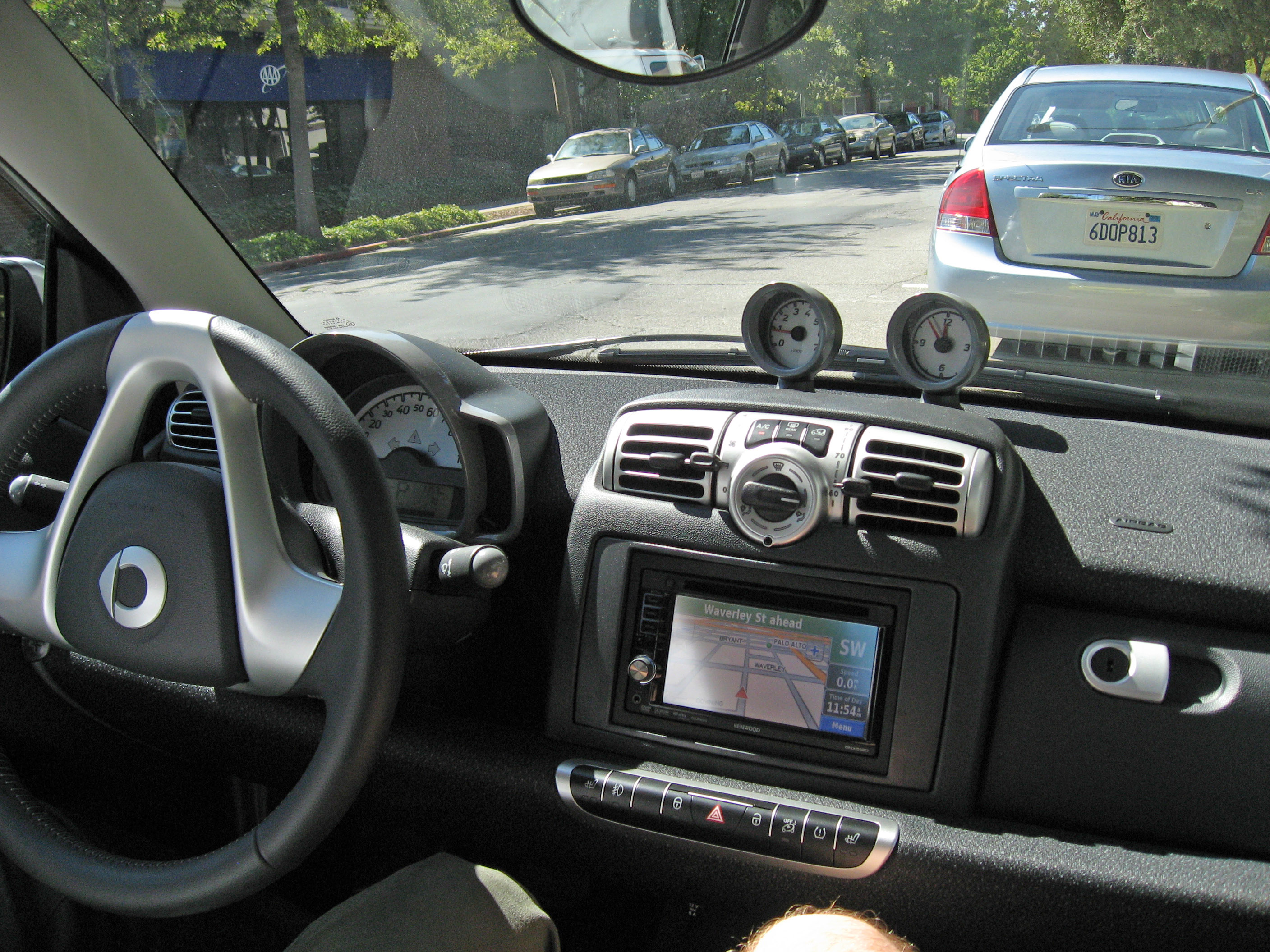 p02b_smart_fortwo_car_interior_gps.jpg