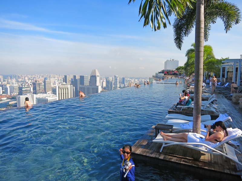 p061s infinity pool marina bay sands in singapore