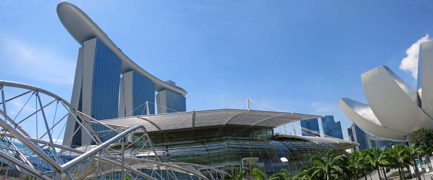 http://www.ski-epic.com/2013_maldives_and_singapore_trip/p068s_marina_bay_sands_in_singapore_from_the_helix_bridge.jpg
