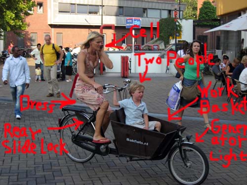 Vrouw fietst in Amsterdam