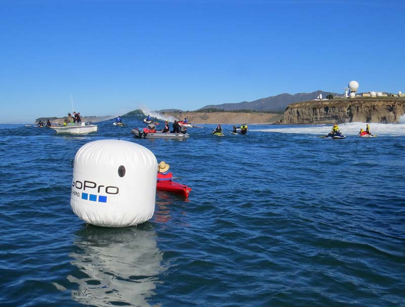 https://www.ski-epic.com/2013_mavericks_surf_contest/p21s_mavericks_surfing_2013_gopro_big_white_ocean_buoy.jpg